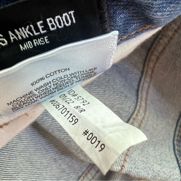 Express 90s Ankle Boot Frayed Raw Hem Mid Rise Size 8 Regular - Picture 7 of 10